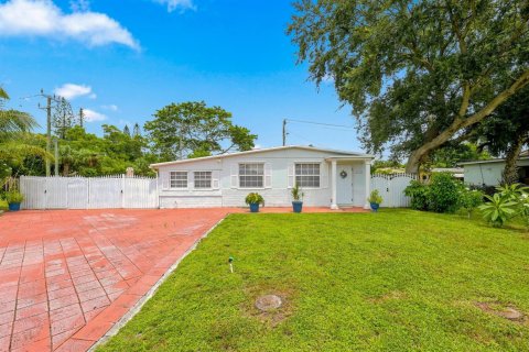 Villa ou maison à Palm Springs, Floride 3 chambres, 101.82 m2 № 2321853