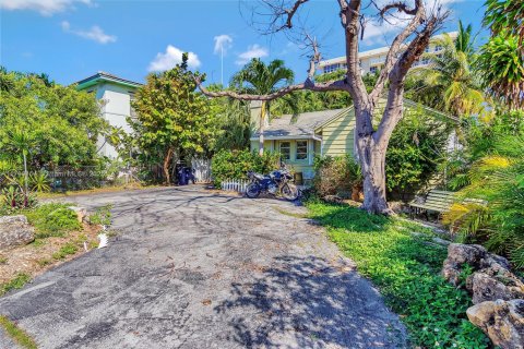 House in Surfside, Florida 2 bedrooms, 77.67 sq.m. № 1712902 - photo 1