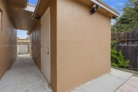 Apartamento en alquiler en Miami, Florida, 2 dormitorios № 2009796 - foto 22