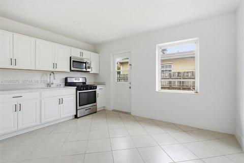 Apartamento en alquiler en Miami, Florida, 2 dormitorios № 2009796 - foto 10