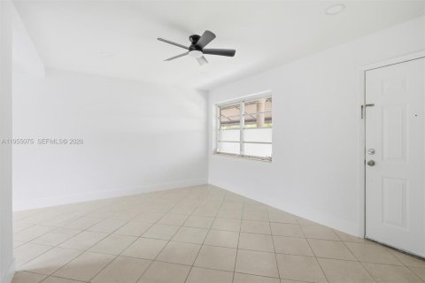Apartamento en alquiler en Miami, Florida, 2 dormitorios № 2009796 - foto 11
