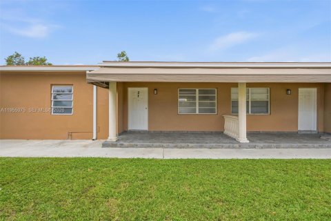 Apartamento en alquiler en Miami, Florida, 2 dormitorios № 2009796 - foto 2