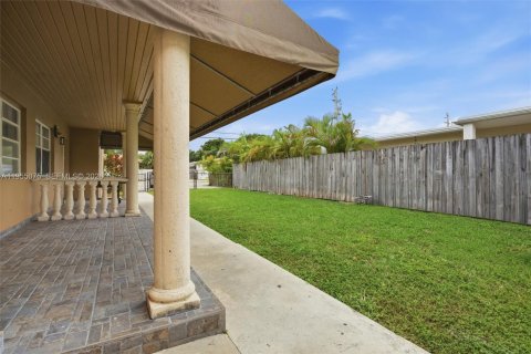 Apartamento en alquiler en Miami, Florida, 2 dormitorios № 2009796 - foto 3