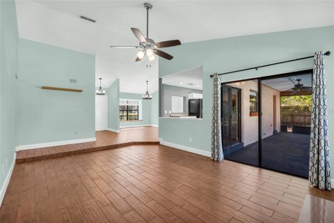 House in Winter Springs, Florida 3 bedrooms, 135.92 sq.m. № 2393514 - photo 10