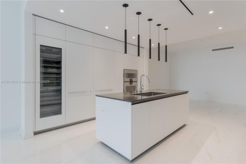 Condo in Miami, Florida, 4 bedrooms  № 2015573 - photo 12