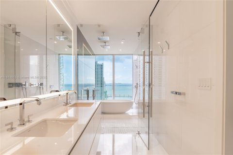 Condo in Miami, Florida, 4 bedrooms  № 2015573 - photo 19