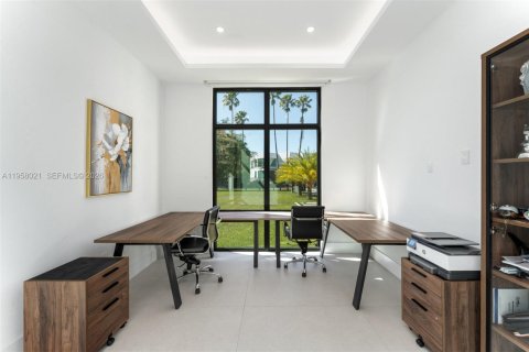 Casa en venta en Miami, Florida, 5 dormitorios, 563.27 m2 № 2243378 - foto 12