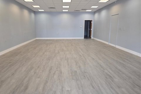 Immobilier commercial à louer à Tampa, Floride: 139.35 m2 № 2103432 - photo 2
