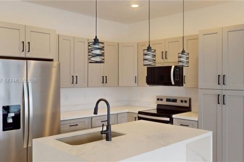 Casa en venta en Fort Myers, Florida, 4 dormitorios, 140.75 m2 № 2010468 - foto 4