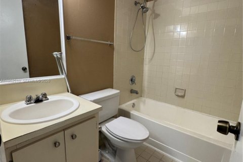 Copropriété à vendre à Hialeah, Floride: 2 chambres, 82.03 m2 № 2012010 - photo 2