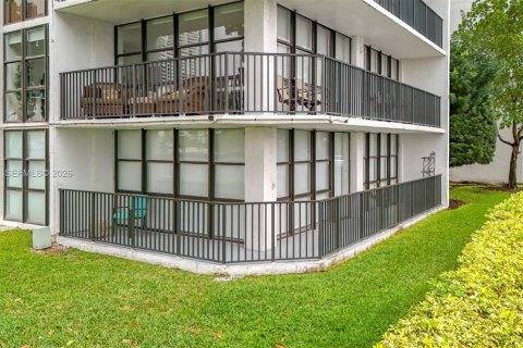 Condo in Hallandale Beach, Florida, 3 bedrooms  № 2053022