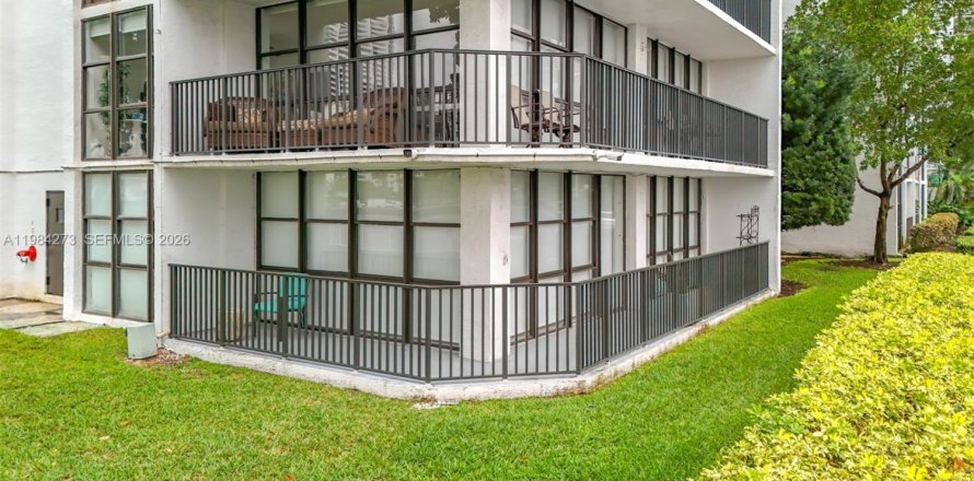 Condo in Hallandale Beach, Florida, 3 bedrooms  № 2053022