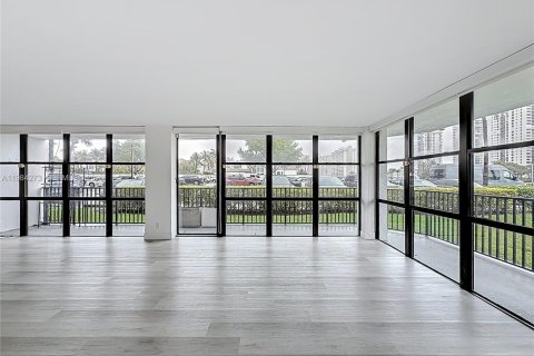 Condo in Hallandale Beach, Florida, 3 bedrooms  № 2053022 - photo 12