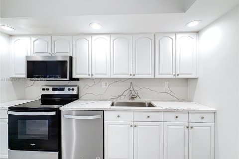 Condo in Hallandale Beach, Florida, 3 bedrooms  № 2053022 - photo 7