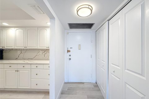 Condo in Hallandale Beach, Florida, 3 bedrooms  № 2053022 - photo 8