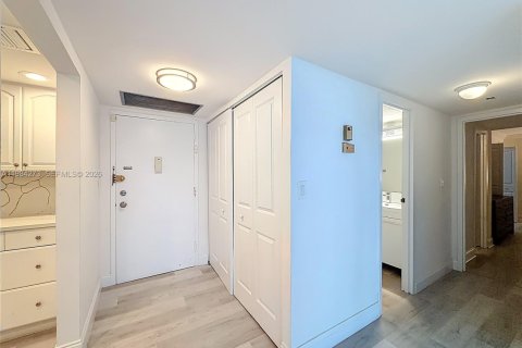 Condo in Hallandale Beach, Florida, 3 bedrooms  № 2053022 - photo 20