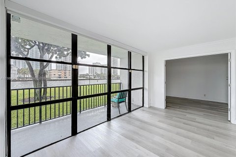 Condo in Hallandale Beach, Florida, 3 bedrooms  № 2053022 - photo 25