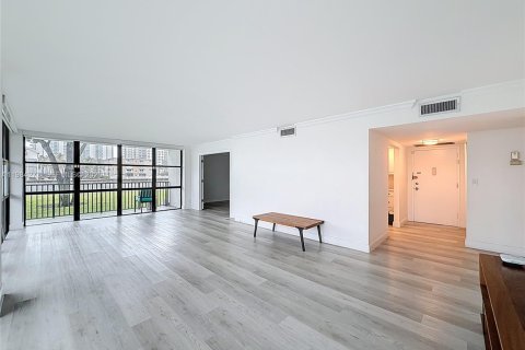 Condo in Hallandale Beach, Florida, 3 bedrooms  № 2053022 - photo 13