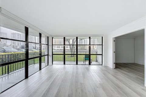 Condo in Hallandale Beach, Florida, 3 bedrooms  № 2053022 - photo 15