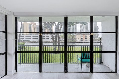 Condo in Hallandale Beach, Florida, 3 bedrooms  № 2053022 - photo 24