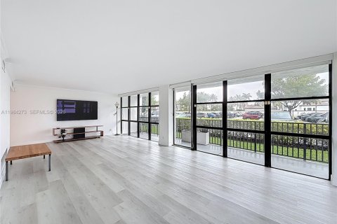 Condo in Hallandale Beach, Florida, 3 bedrooms  № 2053022 - photo 22