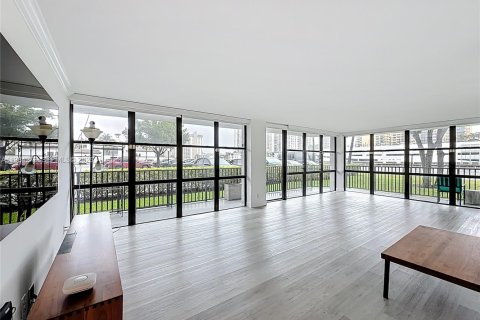 Condo in Hallandale Beach, Florida, 3 bedrooms  № 2053022 - photo 9