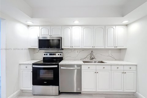Condo in Hallandale Beach, Florida, 3 bedrooms  № 2053022 - photo 4