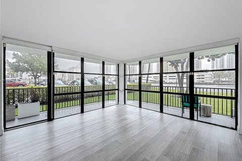 Condo in Hallandale Beach, Florida, 3 bedrooms  № 2053022 - photo 14