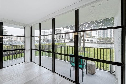 Condo in Hallandale Beach, Florida, 3 bedrooms  № 2053022 - photo 23