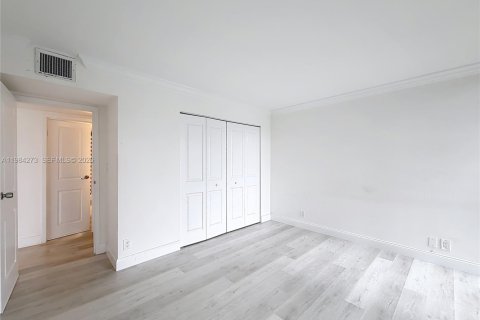 Condo in Hallandale Beach, Florida, 3 bedrooms  № 2053022 - photo 30