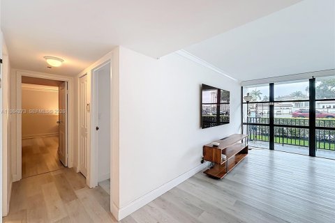 Condo in Hallandale Beach, Florida, 3 bedrooms  № 2053022 - photo 10