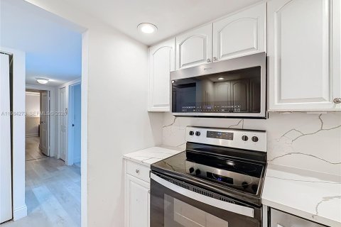 Condo in Hallandale Beach, Florida, 3 bedrooms  № 2053022 - photo 19