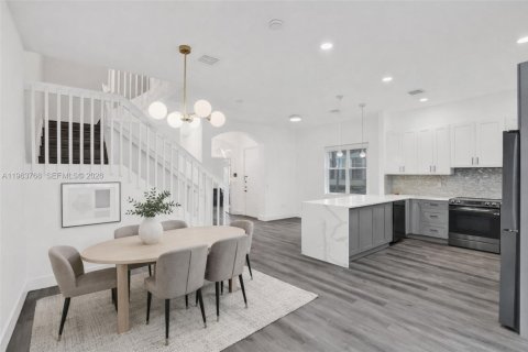 Townhouse in Miramar, Florida 3 bedrooms, 185.99 sq.m. № 2043067