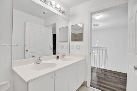 Townhouse in Miramar, Florida 3 bedrooms, 185.99 sq.m. № 2043067 - photo 21