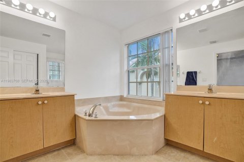 Townhouse in Miramar, Florida 3 bedrooms, 185.99 sq.m. № 2043067 - photo 27