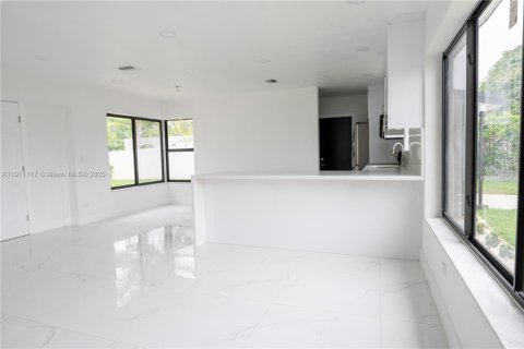 Casa en venta en Miami Gardens, Florida, 4 dormitorios, 128.11 m2 № 1966966 - foto 2