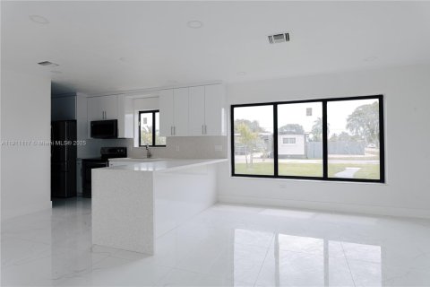 Casa en venta en Miami Gardens, Florida, 4 dormitorios, 128.11 m2 № 1966966 - foto 3