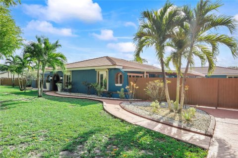 House in Davie, Florida 6 bedrooms, 630.34 sq.m. № 1731871 - photo 4