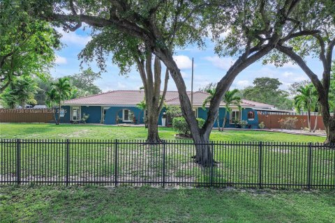 House in Davie, Florida 6 bedrooms, 630.34 sq.m. № 1731871 - photo 2