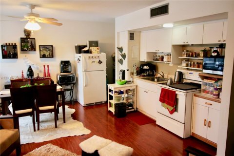 Снять в аренду кондоминиум в Майами-Бич, Флорида 62.99м2, № 2085063 - фото 3