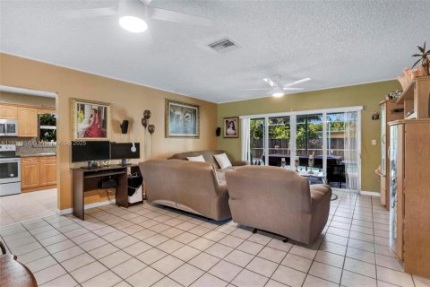 Casa en venta en Cutler Bay, Florida, 3 dormitorios, 120.49 m2 № 1979081 - foto 18
