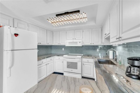 Condo in South Pasadena, Florida, 1 bedroom  № 1745401 - photo 12