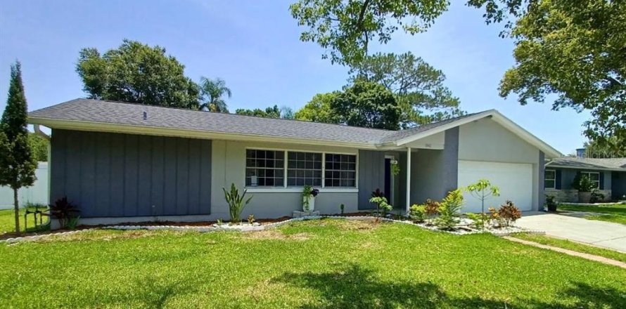 House in Winter Park, Florida 2 bedrooms, 92.9 sq.m. № 2202494