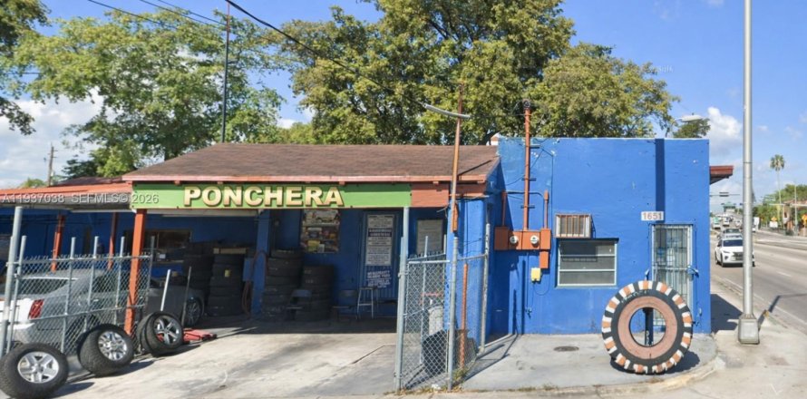 Commercial property in Miami, Florida № 2088484