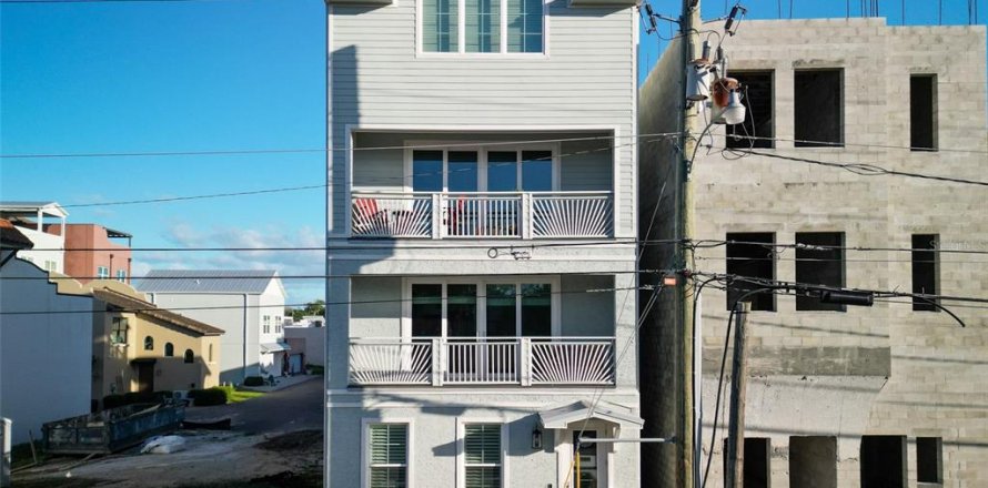 House in New Smyrna Beach, Florida 3 bedrooms, 324.97 sq.m. № 2233751