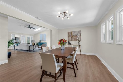 House in New Smyrna Beach, Florida 3 bedrooms, 242.29 sq.m. № 2166794 - photo 11