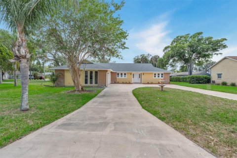House in New Smyrna Beach, Florida 3 bedrooms, 242.29 sq.m. № 2166794 - photo 2