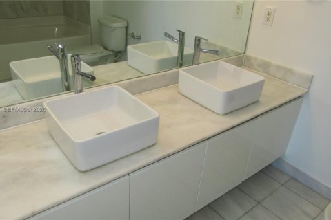 Condominio en venta en Miami, Florida, 1 dormitorio, 70.7 m2 № 2029857 - foto 8