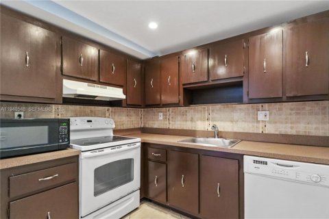 Copropriété à louer à Hallandale Beach, Floride: 2 chambres, 130.06 m2 № 2000688 - photo 3