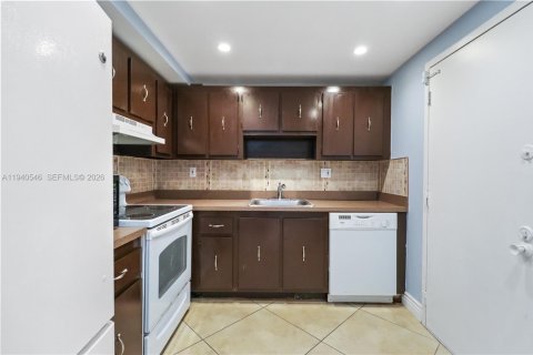 Copropriété à louer à Hallandale Beach, Floride: 2 chambres, 130.06 m2 № 2000688 - photo 2